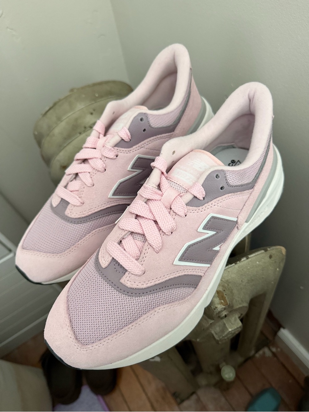 New Balance Unisex 997R Rose Sugar/Ice Wine (Men 10.5 Medium Women 12 Medium)